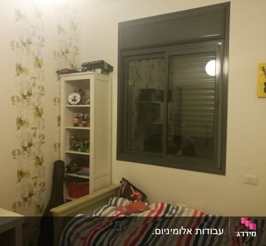 חלון אלומיניום עם מסגרת אפורה בחדר שינה